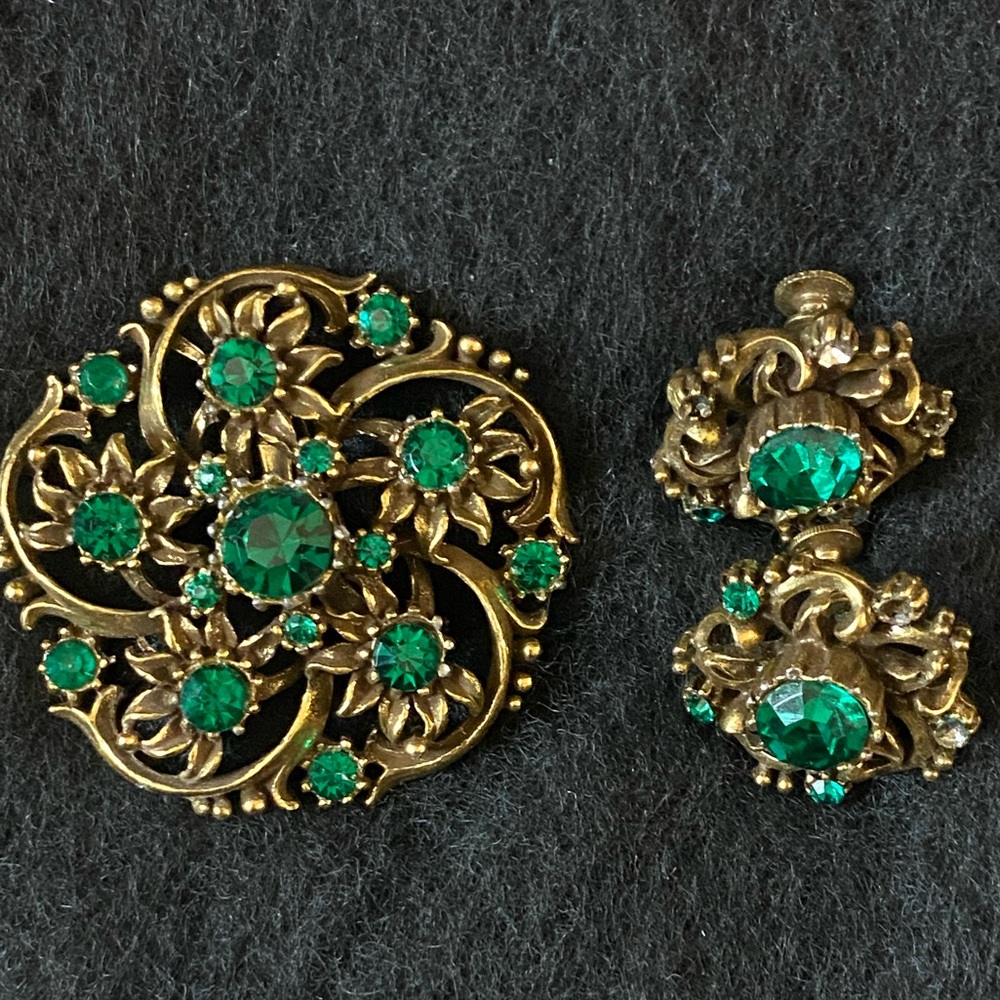 Coro VTG Signed Elegant Brooch Set
